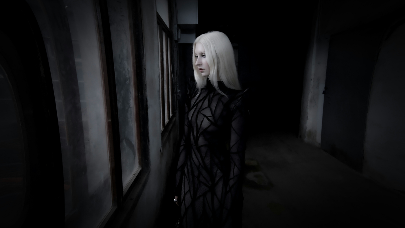 Zimowa szafa w stylu gotyckim – od płaszcza po dodatki