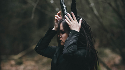 Het gilet als podiumkostuum – gothic elegantie op het toneel